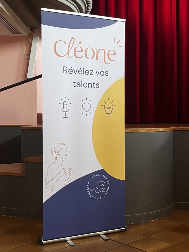 Kakémono Cléone : « Révélez vos talents », grâce aux techniques du comédien, installé dans une salle de spectacle.