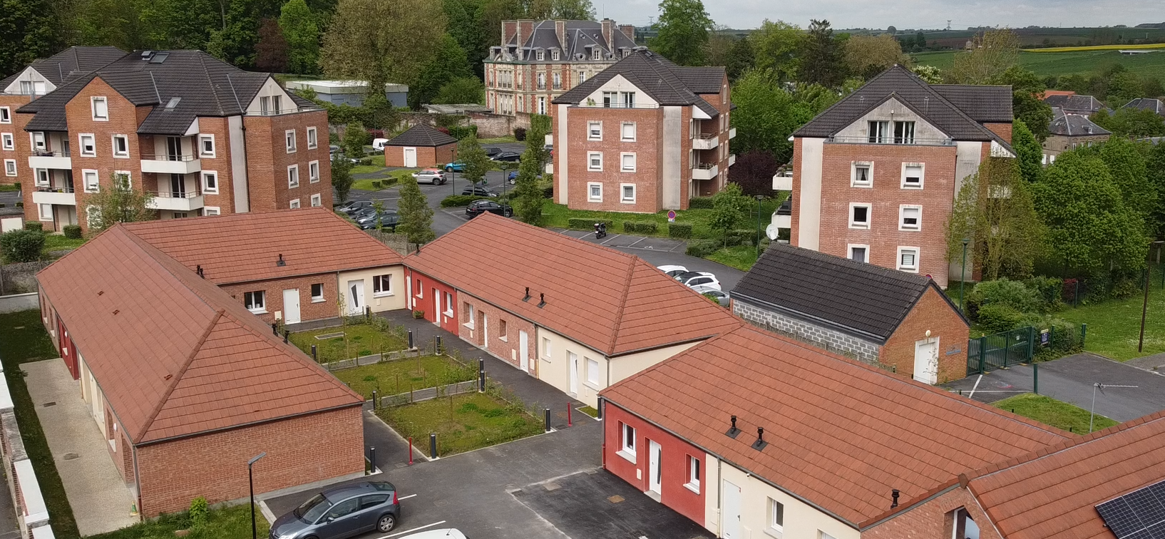 Vue aérienne des logements de plain-pied d’un habitat inclusif et de leurs jardins