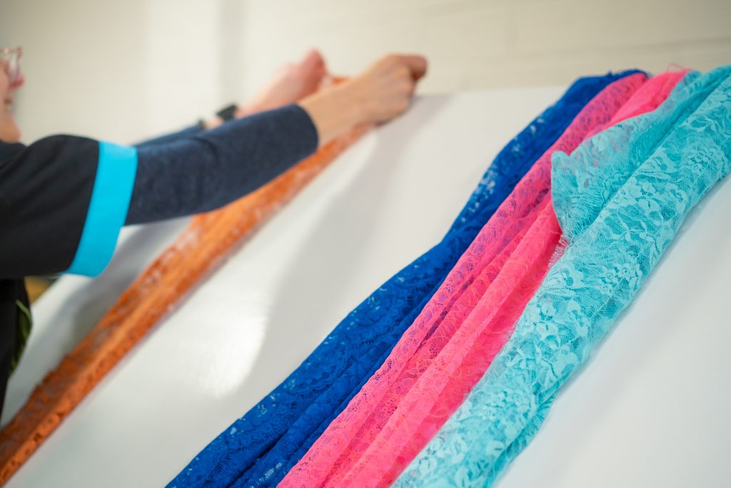 Mise en forme de rubans de dentelle colorés sur un plan de travail