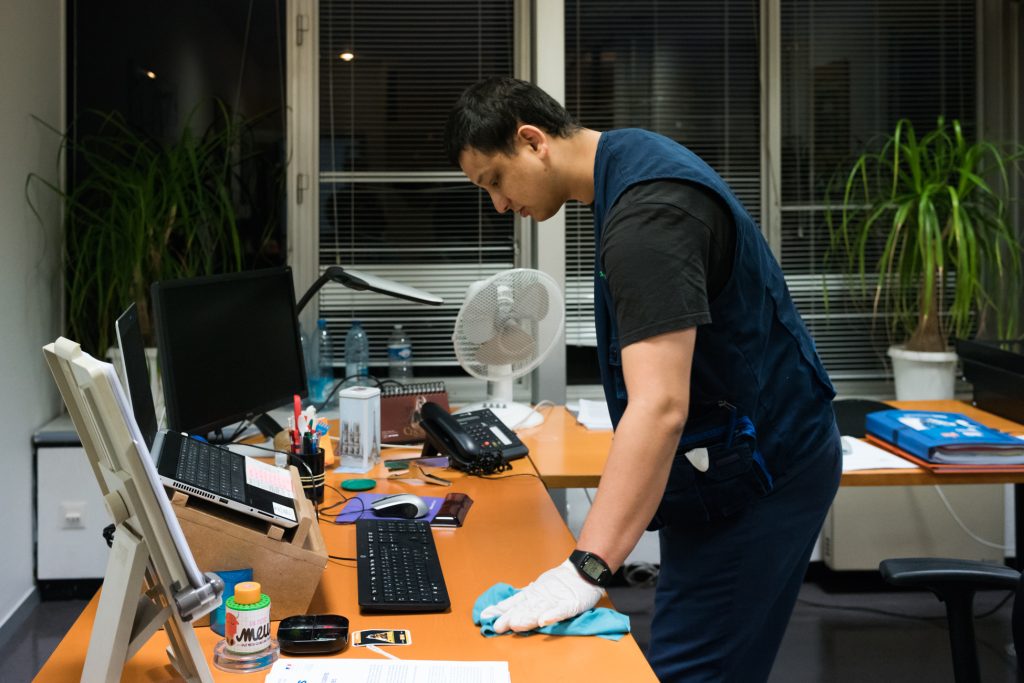 Agent du Sextant nettoyant un plan de bureau à la microfibre