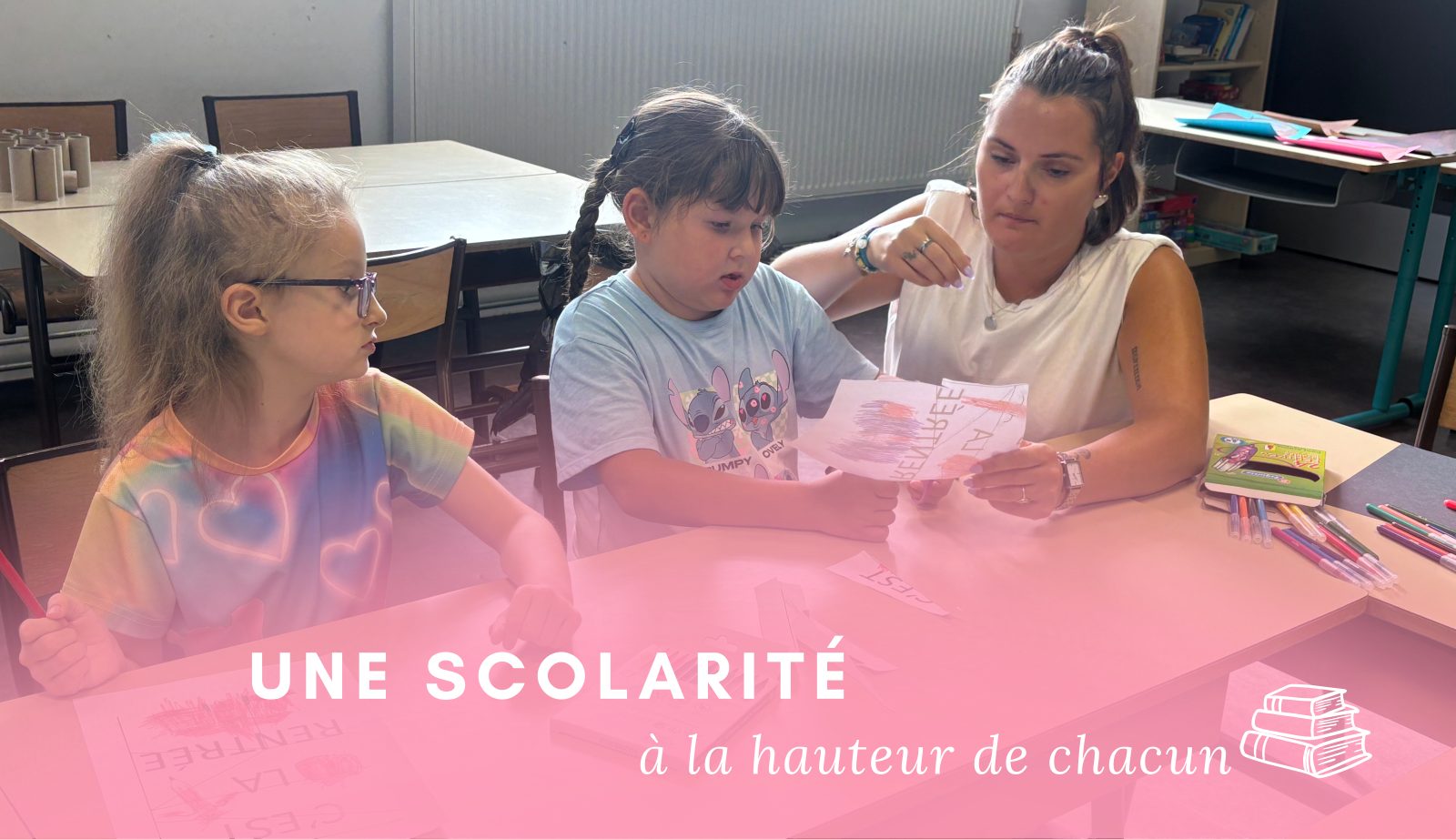 Une accompagnante aide deux enfants en classe, une scolarité à la hauteur de chacun