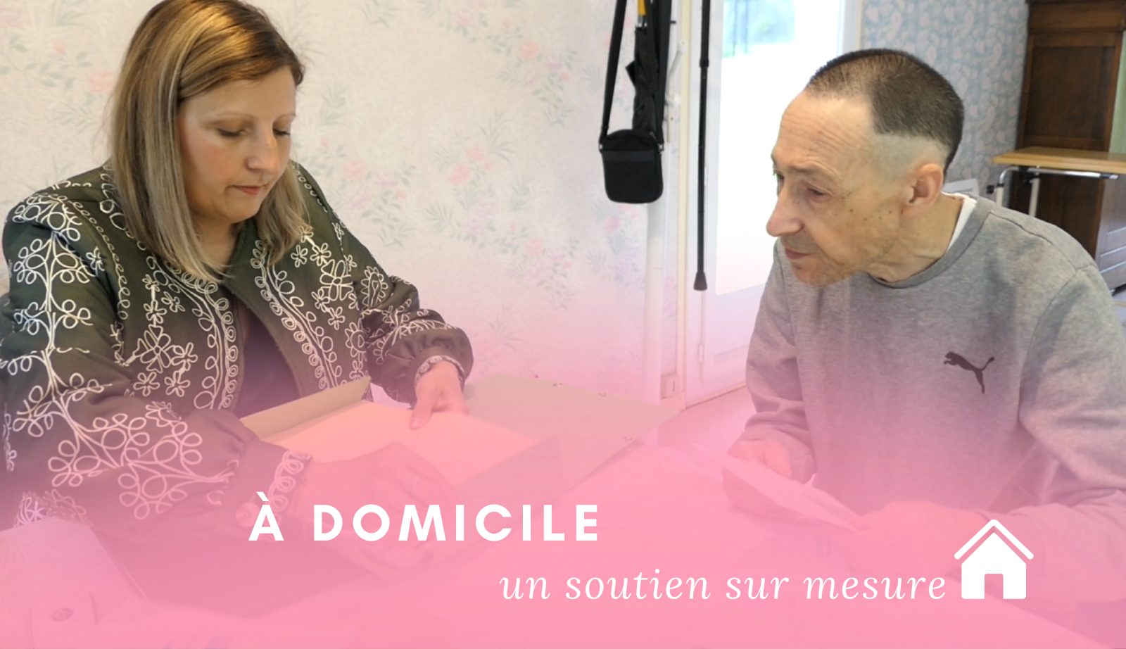 Une professionnelle accompagne un homme chez lui, à domicile, un soutien sur mesure