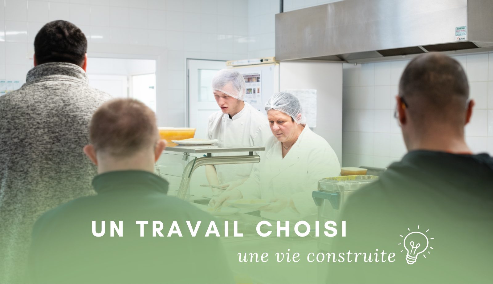 Travailleurs en cuisine professionnelle, charlottes et tabliers, un travail choisi, une vie construite