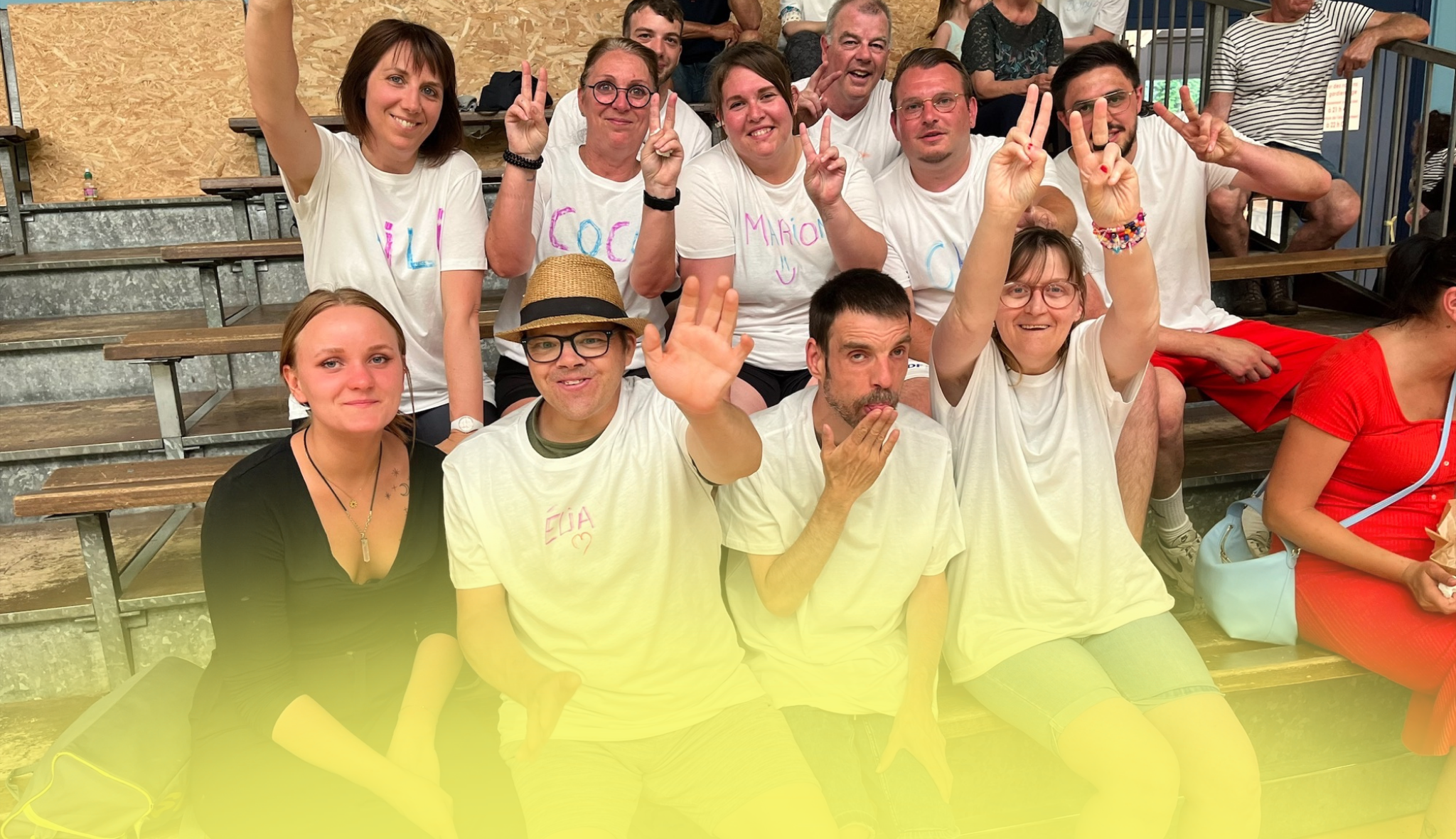 Groupe du Foyer de Vie Paul Levayer en tribune lors d’une sortie collective