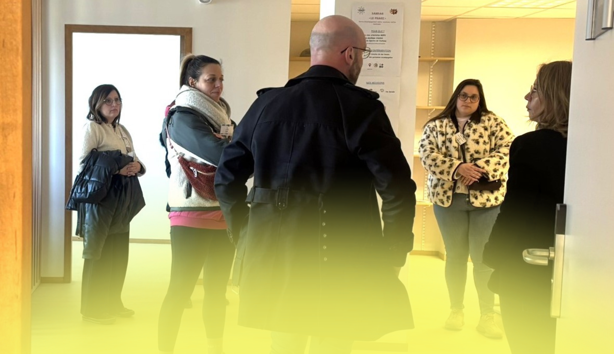 Équipe du SAMSAH Le Phare dans ses locaux, devant l’affiche de présentation du service