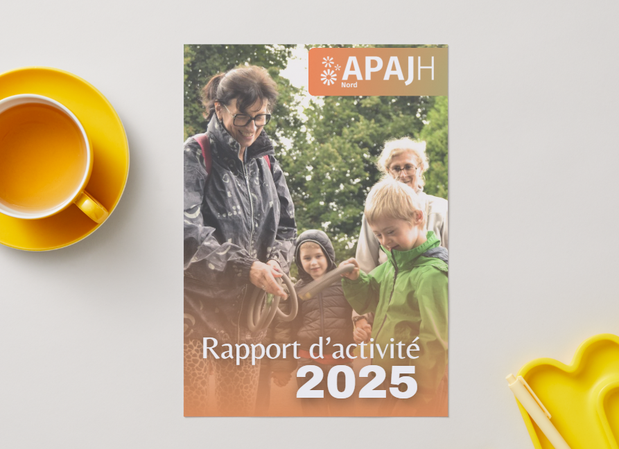 Couverture du « Rapport d'activité 2025 » de l'APAJH Nord : une adulte et trois enfants en activité de plein air.